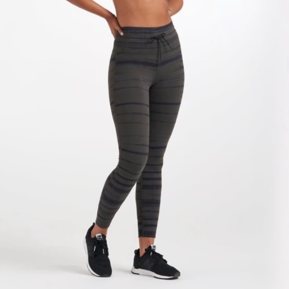 Vuori Daily Leggings Dark Oregano Shibori Stripe - Picture 8 of 8